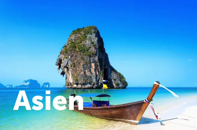 Holzboot am Strand in Asien